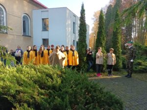 Zpívání při kladení věnců u kostela sv. Anny - základní škola Žákovská