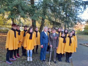 Zpívání při kladení věnců u kostela sv. Anny - základní škola Žákovská